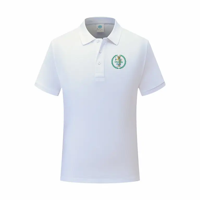 Weißes Poloshirt des PRECI-Charity-Cup mit Logo auf der Brust