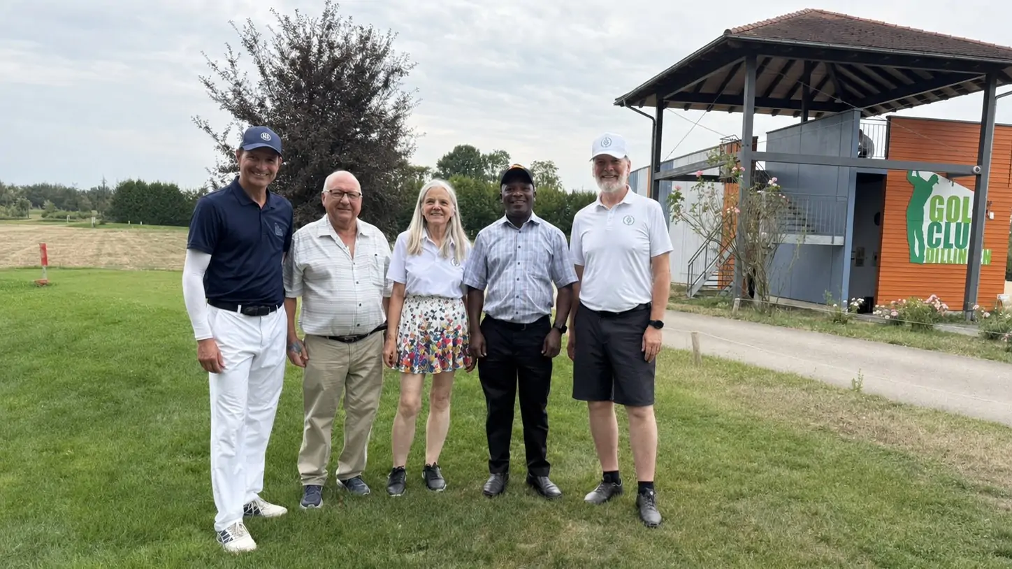 Markus Grimminger, Ludwig Pröll, Karin, Father Johannes und Horst auf dem Platz des Golfclubs Dillingen