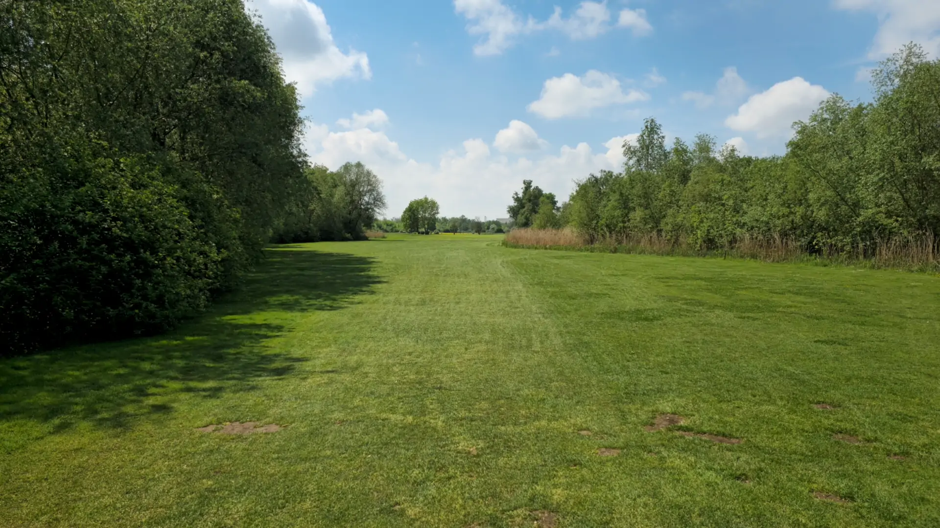 Langes Fairway der Bahn 7