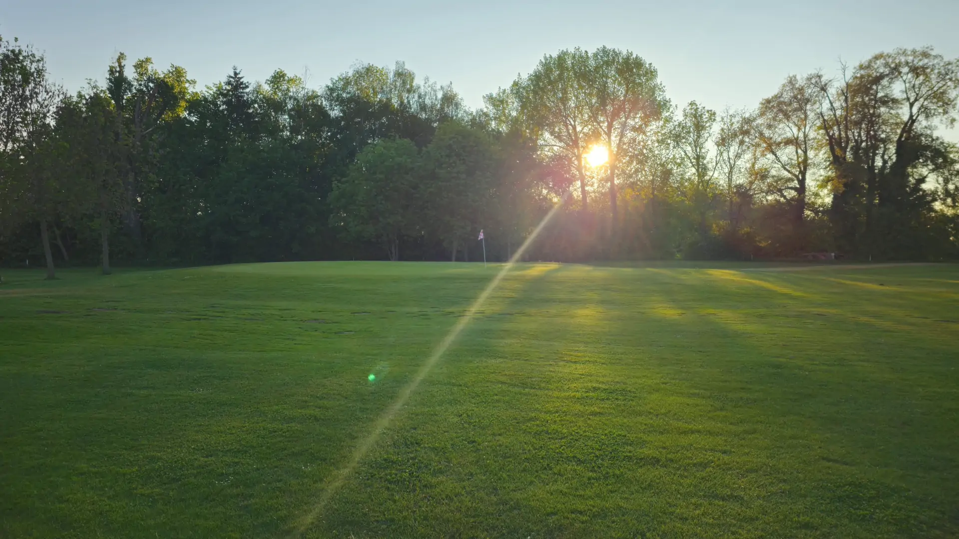 Grün der Bahn 7 im Sonnenuntergang