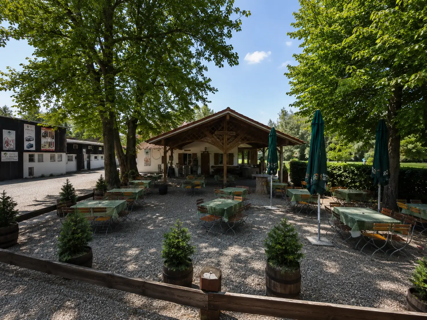 Biergarten der Nusser Alm, weitere Ansicht