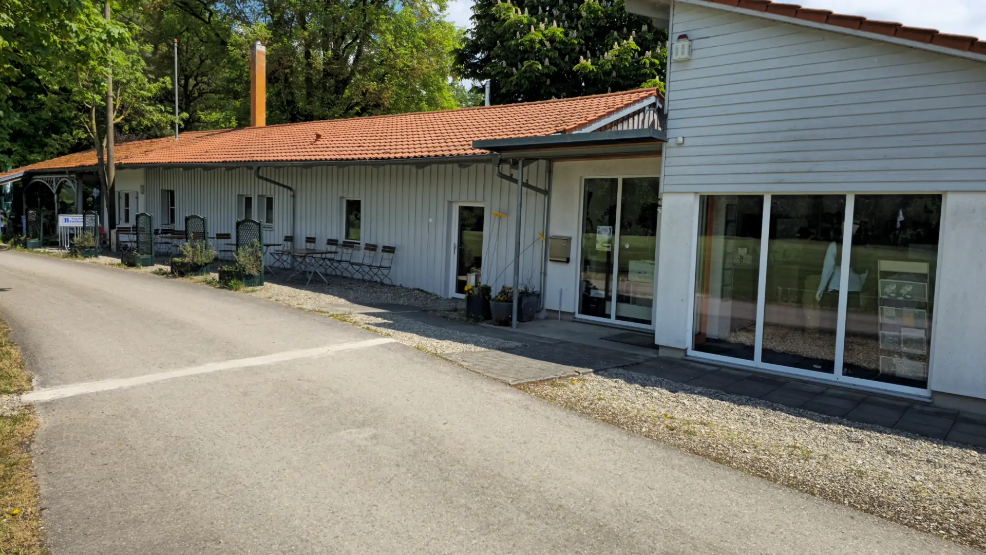 Clubheim und Biergarten der Nusser Alm
