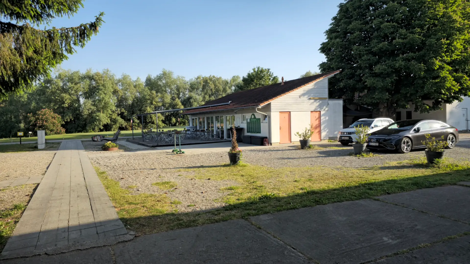 Terrasse des Clubheims mit Blick auf den Platz