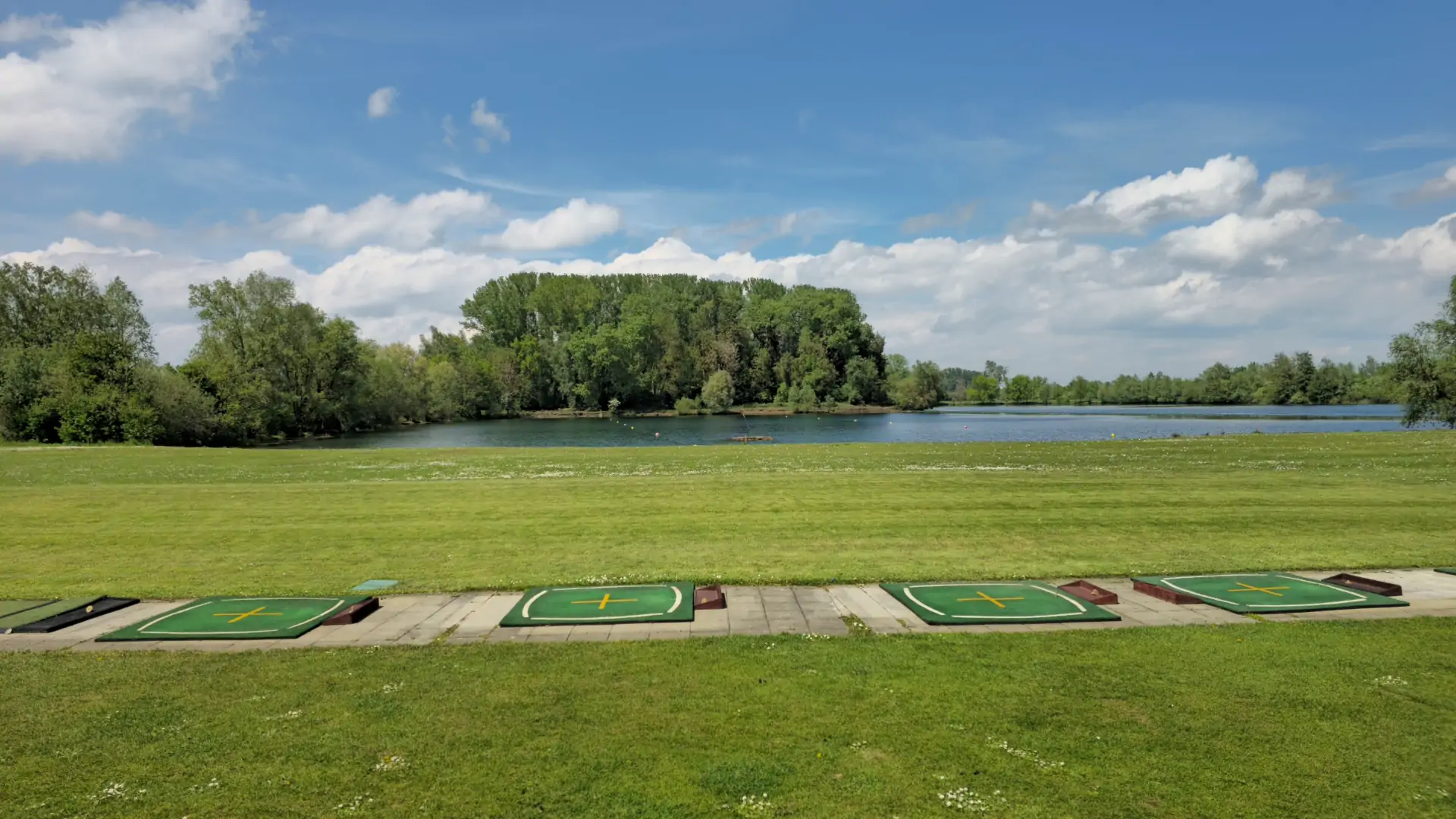 Abschlagmatten der Driving Range im Golfclub Dillingen