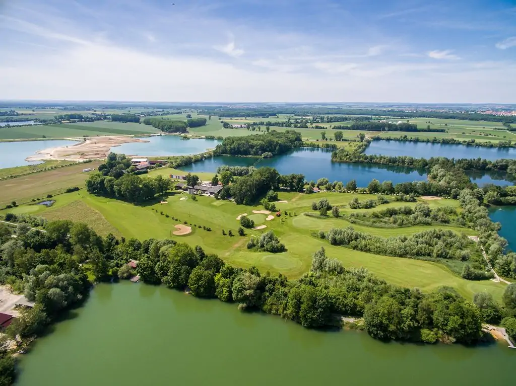 Luftaufnahme der 9-Loch-Anlage des Golfclubs Dillingen
