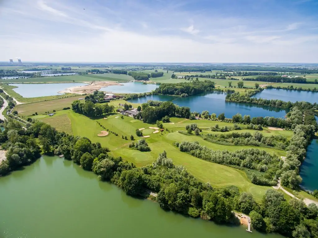 Luftaufnahme des Golfplatzes im Donau-Ried