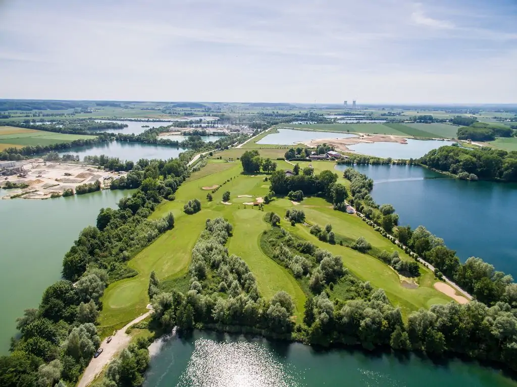 Luftaufnahme des Golfplatzes Dillingen mit Spielbahnen