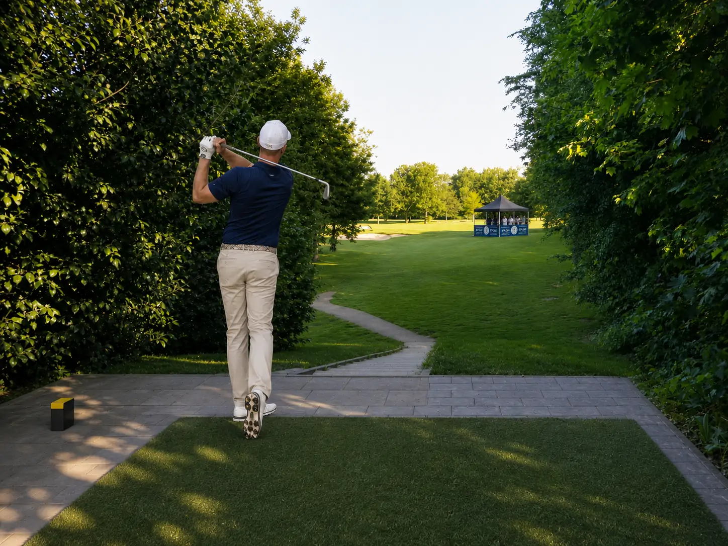 Am Abschlag von Bahn 2 entscheidet ein präziser Schlag über den Teich, ob der Ball nahe der Fahne auf dem Green landet oder ein Hole in One gelingt.